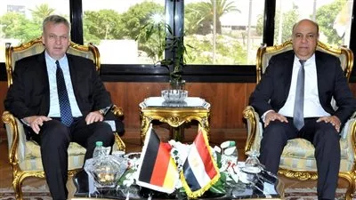 وزير الطيران يبحث التعاون مع الشركات الألمانية لتطوير المطارات المصرية