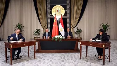 مصر والصين توقعان أول استراتيجية تعاون إنمائي وبرنامج لمبادلة الديون