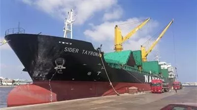 «النقل» تشترط تخصيص لنش تأمين إطفائي عند تداول بضائع خطرة بميناء الإسكندرية