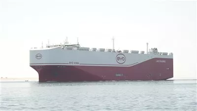 قناة السويس تشهد عبور إحدى أكبر حاملات السيارات في العالم