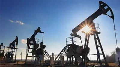 النفط يرتفع مع تمديد هدنة الرسوم بين واشنطن وبكين