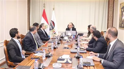وزير قطاع الأعمال يبحث سبل تطبيق تقنيات الذكاء الاصطناعي بالشركات التابعة