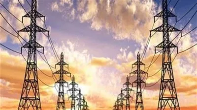 تركيب وشد الموصلات لـ 3 خطوط كهرباء في بني سويف والجيزة