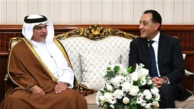 رئيس الوزراء يستقبل ولي عهد البحرين بمطار القاهرة الدولي