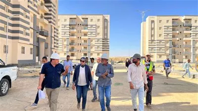 وزير الإسكان يتابع المشروعات الخدمية والبنية الأساسية بمدينة السويس الجديدة 