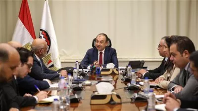 وزير قطاع الأعمال يبحث تطوير الشركات التابعة مع البنك الدولى 