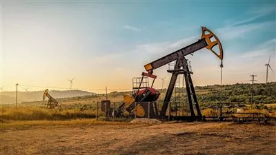 تراجع أسعار النفط وسط ضعف الطلب وتباطؤ الاقتصاد الأمريكي