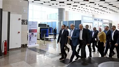 رئيس الوزراء يتفقد أعمال تطوير مطار سفنكس الدولي