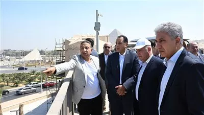 مدبولي يُتابع أعمال تطوير المنطقة المُحيطة بالمتحف المصري الكبير