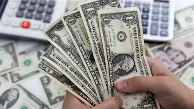 تراجع الدولار وسط توقعات بخفض أسعار الفائدة