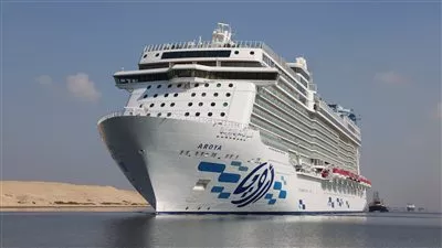 قناة السويس تشهد عبور السفينة السياحية العملاقة «AROYA»
