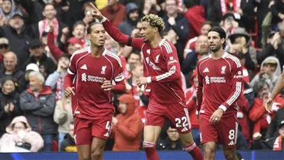 ليفربول يفوز على إيفرتون ويواصل تصدر الدوري الإنجليزي