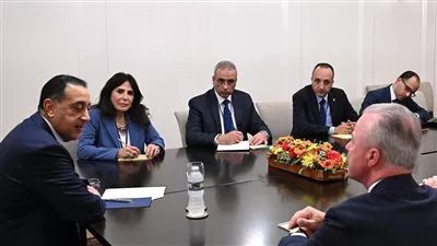 رئيس الوزراء يبحث تطوير أسطول مصر للطيران مع شركة «بوينج» العالمية