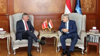 رئيس قناة السويس يبحث مع سفير الدنمارك سبل تعزيز التعاون المشترك
