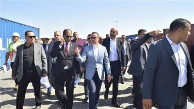 وزير الاستثمار يتابع سير العمل بمنظومة الفحص المشترك في ميناء السخنة