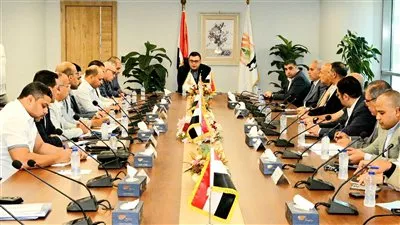 وزير الإسكان يتابع مستجدات تطوير المحاور والطرق الرئيسية بمدن شرق القاهرة