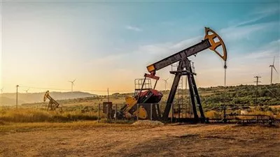 أسعار النفط ترتفع 1% مع تفاؤل المستثمرين بانفراج الأزمة الأمريكية الصينية