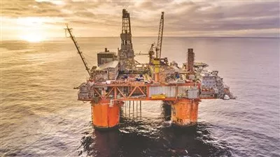 النفط ينخفض وسط توقعات بوجود فائض بالمعروض خلال العام المقبل