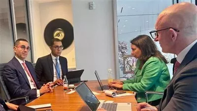 وزير الاستثمار يبحث مع «فيتش» جهود الحكومة لتعزيز التصنيف الائتماني