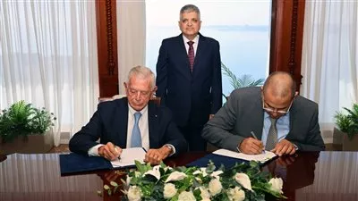 هيئة قناة السويس توقع عقدًا لتصدير قاطرتين إلى إيطاليا