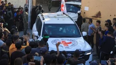 حماس تسلم جميع الرهائن الأحياء إلى الصليب الأحمر