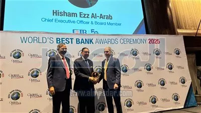 هشام عز العرب يتسلم جائزة الإنجاز مدى الحياة من «جلوبال فاينانس»