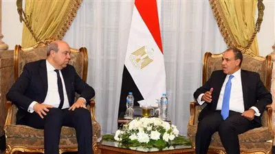 «الخارجية» و«الطيران» تبحثان توسيع شبكة الخطوط الجوية مع الدول العربية والأفريقية