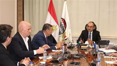 «قطاع الأعمال» تبحث تطوير مصانع الغزل والنسيج مع مجموعة أروجلو العالمية