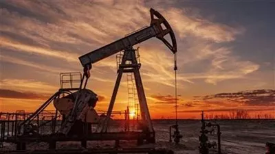 أسعار النفط تسجل خسائر للأسبوع الثاني على التوالي بضغط زيادة المعروض