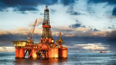 النفط يتكبد خسارة أسبوعية وسط مخاوف تخمة المعروض