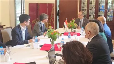 وزير الاتصالات يبحث مع شركات عالمية سبل توطين صناعة الإلكترونيات وأشباه الموصلات