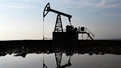 تراجع أسعار النفط متأثرة بتوقعات خفض «أوبك+» لزيادة الإنتاج