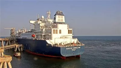 «البترول» تعلن تصدير شحنة من الغاز الطبيعي المسال إلى اليونان