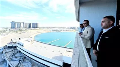 وزير الإسكان يتفقد الأبراج الشاطئية وكومباوند «مزارين» بمدينة العلمين الجديدة