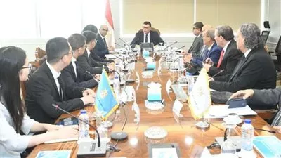 وزير الإسكان يبحث مع شركة صينية فرص التعاون بمجال تحلية مياه البحر