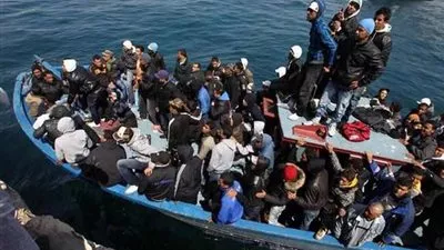 بالفيديو.. 150 مهاجراً غير شرعي يعيشيون أجواء قاسية فى أوروبا