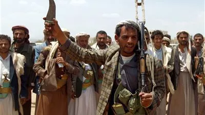 بالفيديو .. مقتل 10 مدنيين وإصابة 80 آخرين في قصف للحوثيين على عدن