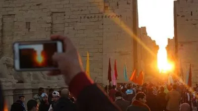 الشمس تتعامد على 