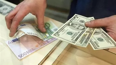 الدولار ينزل من أعلى سعر في 14 عاما