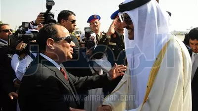 بالفيديو..الرئيس السيسي يستقبل أمير قطر لدى وصوله مطار شرم الشيخ