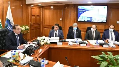 وزير البترول يتفقد مركز التحكم فى الشبكة القومية للغازات الطبيعية «ناتا»