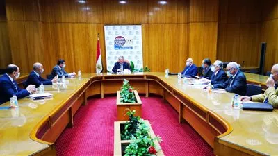 وزير قطاع الأعمال يبحث آليات تطبيق النظام الجديد لتداول القطن