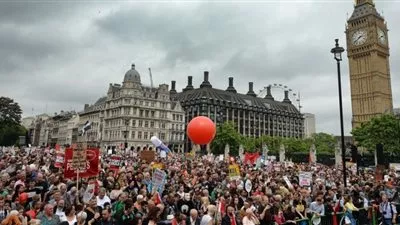 بالفيديو .. احتجاجات حاشدة في لندن ضد خطط تقشف حكومية