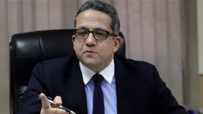 وزير الآثار: اكتشاف قناع مذهب ومومياوات تعود للأسرة الـ26 بـ
