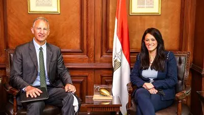 وزيرة التعاون الدولي تلتقي السفير الأمريكي مع قرب انتهاء مهام عمله في مصر