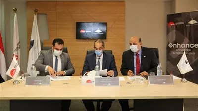 وزير الاتصالات يشارك بمقابلات المتقدمين للبرنامج الرئاسى لتأهيل التنفيذيين