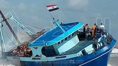 فيديو وصور.. إنقاذ 12 صيادا في غرق مركب ببوغاز رشيد