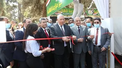 وزير الزراعة ومحافظ الجيزة يفتتحان معرضًا للسلع ومهرجان التمور بحديقة الأورمان 