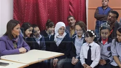 بالصور.. سحر نصر في زيارة ميدانية لمدرسة الثورة المصرية 