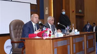 وزير النقل يتابع معدلات تنفيذ المشروعات بميناء الإسكندرية 